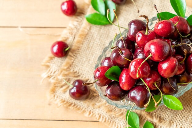 Cerises fraîches dans un bol