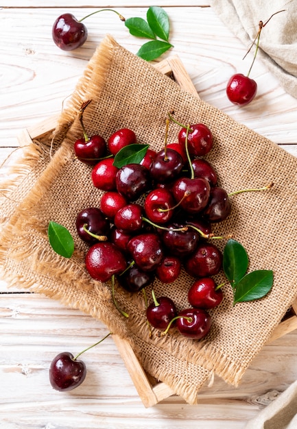 Cerises fraîches dans un bol