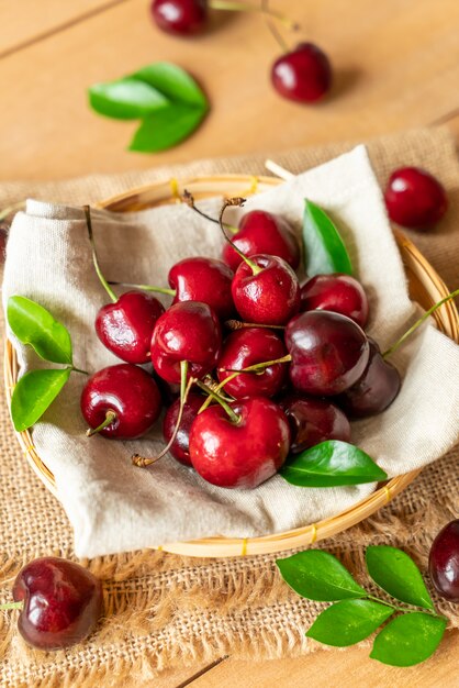 Cerises fraîches dans un bol