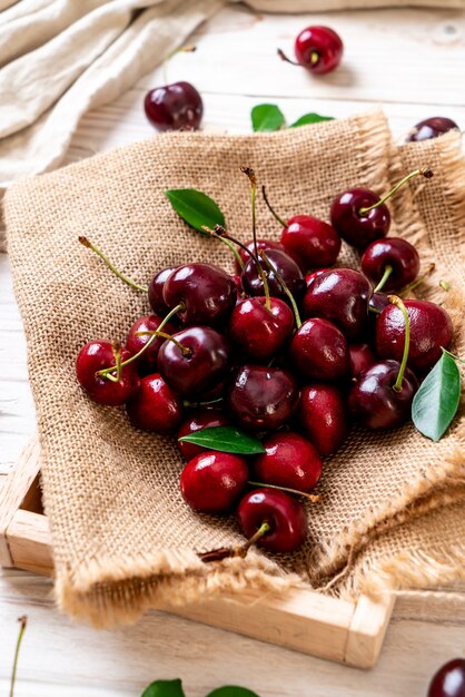 Cerises fraîches dans un bol