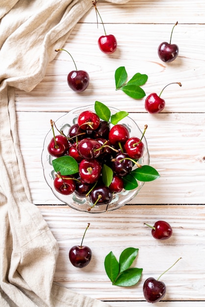 Cerises fraîches dans un bol