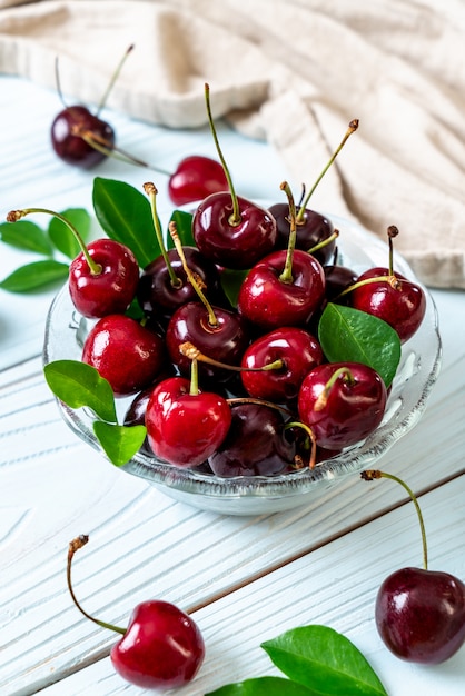 Cerises fraîches dans un bol