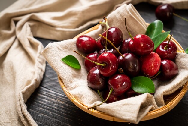 Cerises fraîches dans un bol