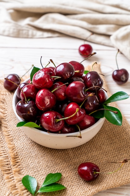 Cerises fraîches dans un bol