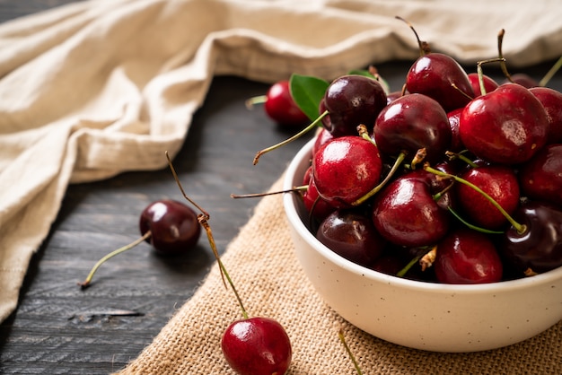 Cerises fraîches dans un bol