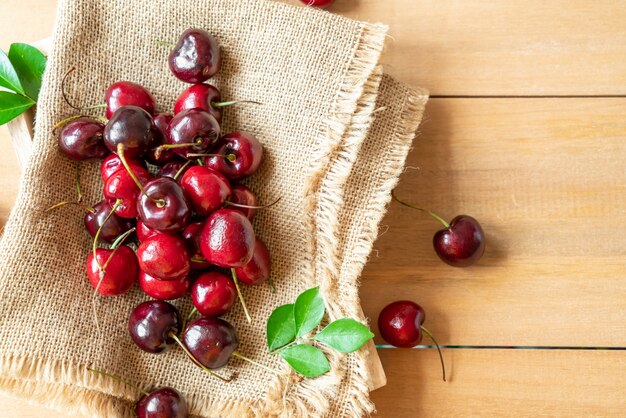 Cerises fraîches dans un bol