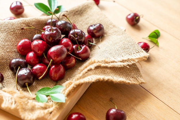 Cerises fraîches dans un bol