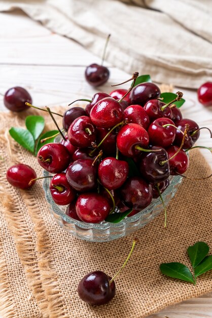 Cerises fraîches dans un bol