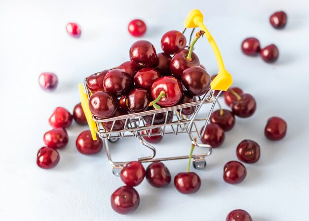 Cerises fraîches dans le panier de la roue shopping Vue de dessus