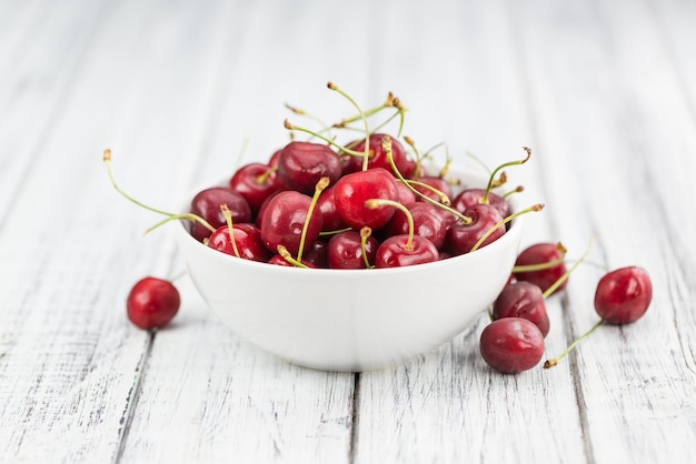 Cerises fraîches sur fond de bois vintage