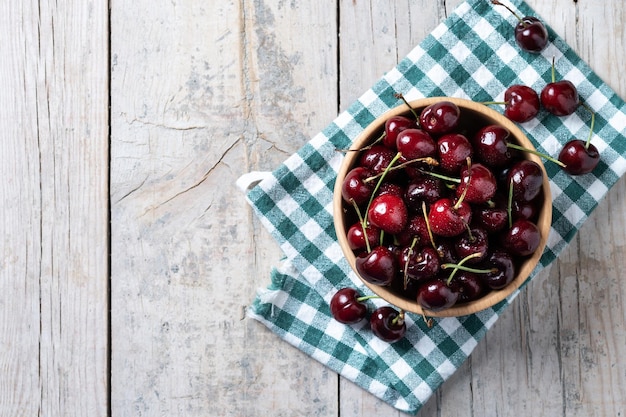 Cerises Fraîches Avec Des Gouttes D'eau