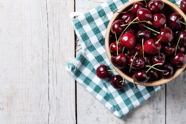 Cerises fraîches avec des gouttes d'eau