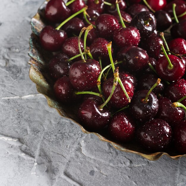 Cerises fraîches avec des gouttes d&#39;eau.