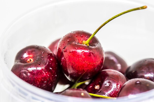 Photo cerises fraîches isolées sur blanc