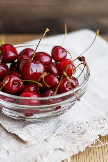 Cerises fraîches juteuses dans un bol en verre