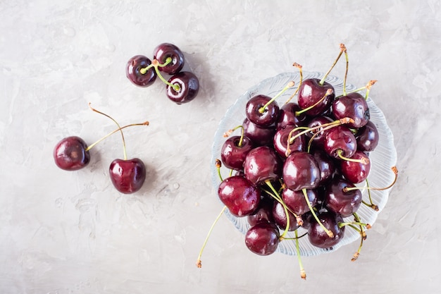 Cerises fraîches mûres dans un bol en verre