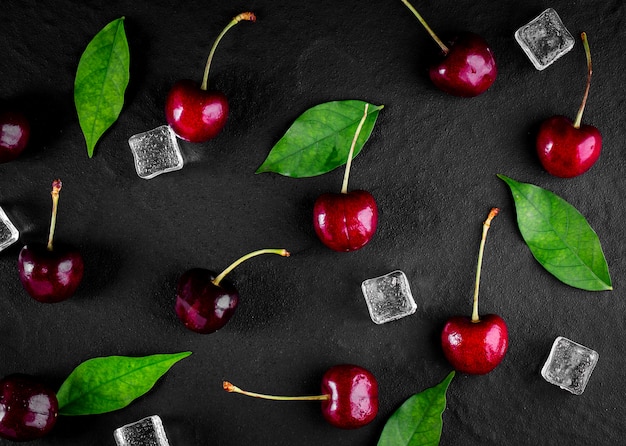 Cerises fraîches mûres sur une table en bois