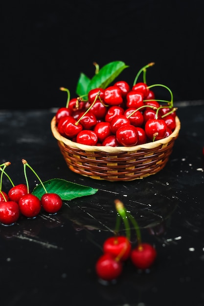 Cerises fraîches placées dans un panier