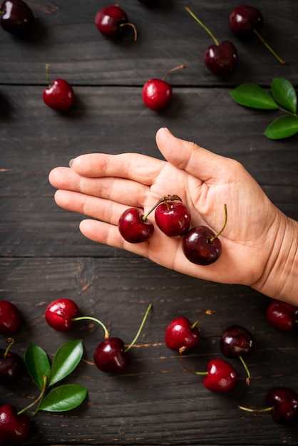 Cerises fraîches sous la main