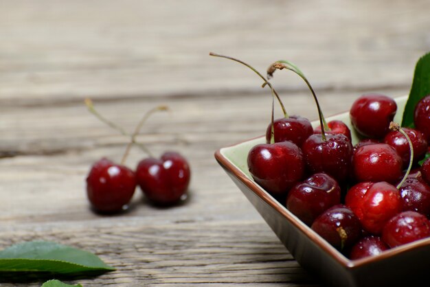 Cerises fraîches sur une table en bois