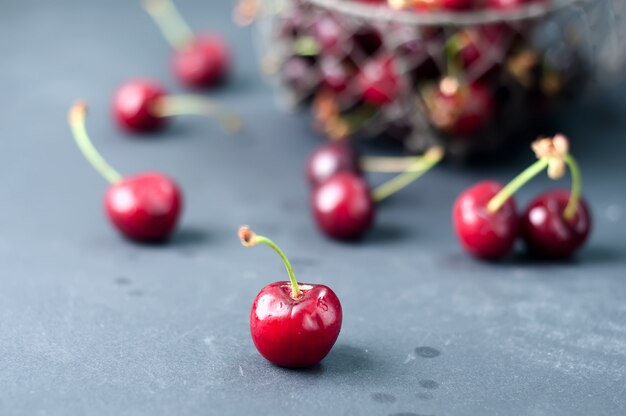 Cerises fraîches en table