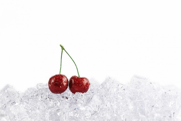 Cerises sur glace sur fond blanc