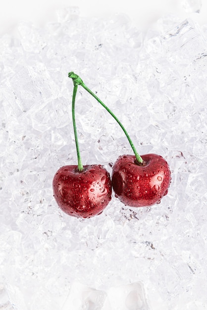 Photo cerises sur glace sur fond blanc