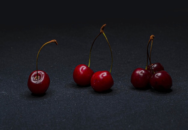 cerises isolées sur dark