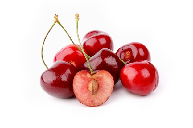 Cerises juteuses isolées sur fond blanc