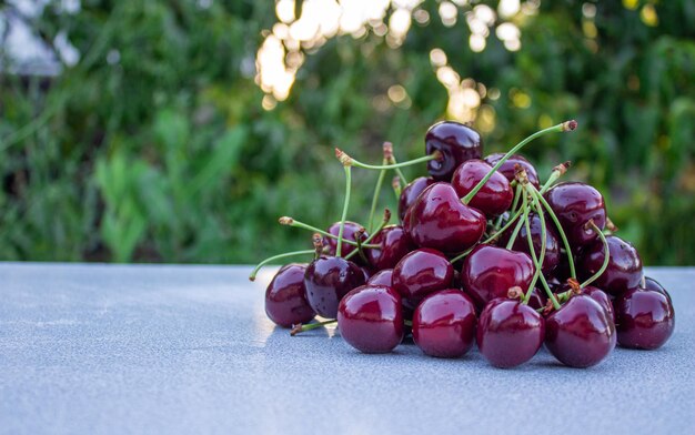 Cerises mûres bio sur table en bois. Fruits cerises sur fond flou.