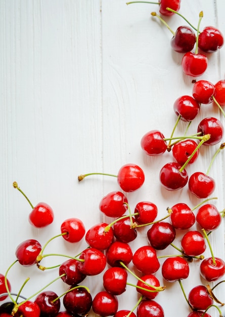 Cerises mûres sur bois blanc, dessert savoureux et sain