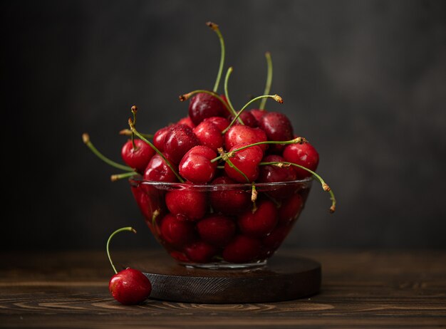 cerises mûres dans un bol en verre