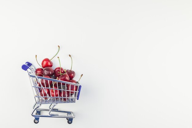 Cerises mûres dans un panier isolé