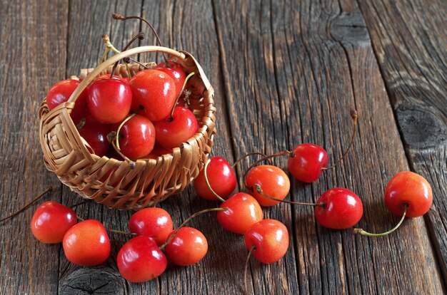 Cerises mûres dans le panier et près de la table