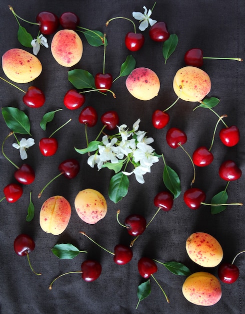 Cerises mûres sur fond noir. Vue de dessus.