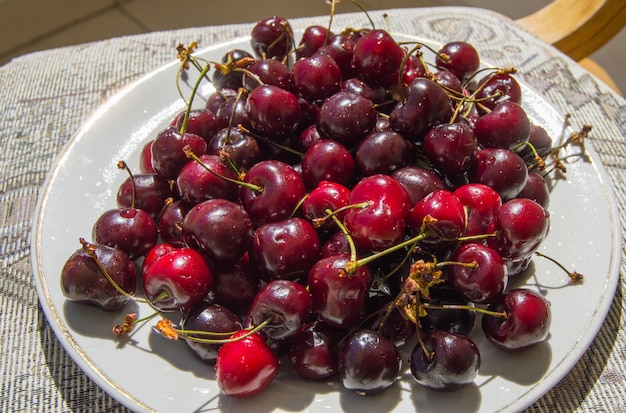 Cerises Mûres Fraîches Sur Une Assiette, Vue De Dessus