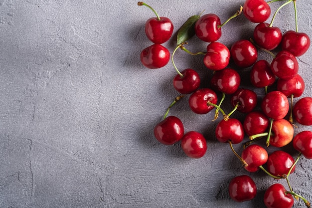 Cerises mûres fraîches avec des feuilles vertes