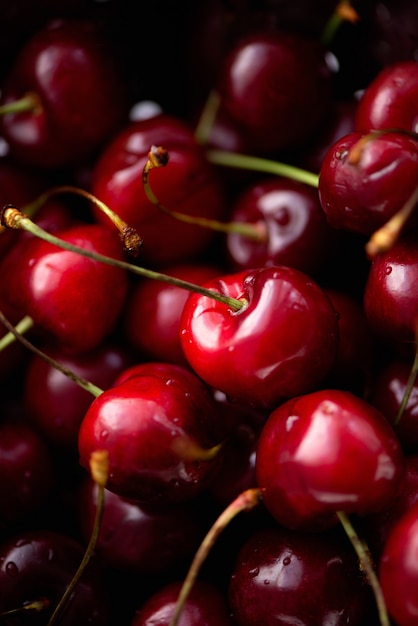 Cerises mûres sur un mur noir