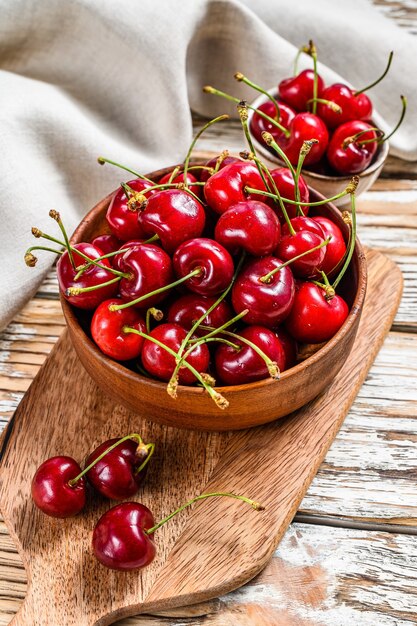 Photo cerises mûres rouges dans une passoire