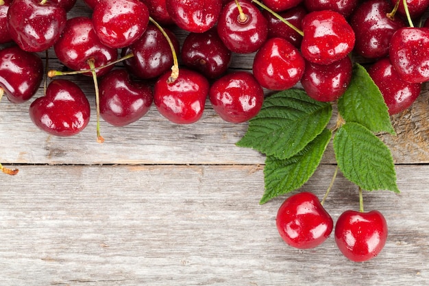 Cerises mûres sur table en bois