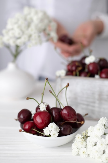 Cerises mûres sur la table de la cuisine