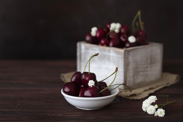 Cerises mûres sur la table de la cuisine