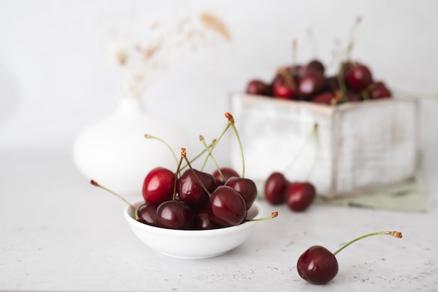 Des cerises mûres sur la table de la cuisine