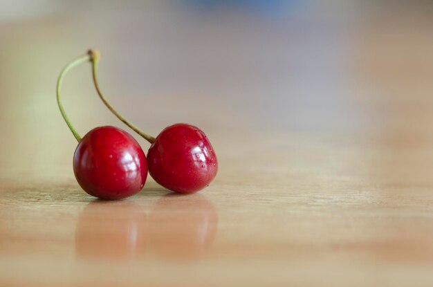 et des cerises rouges aux fruits frais et sucrés en gros plan sur la table en bois et l'espace à remplir