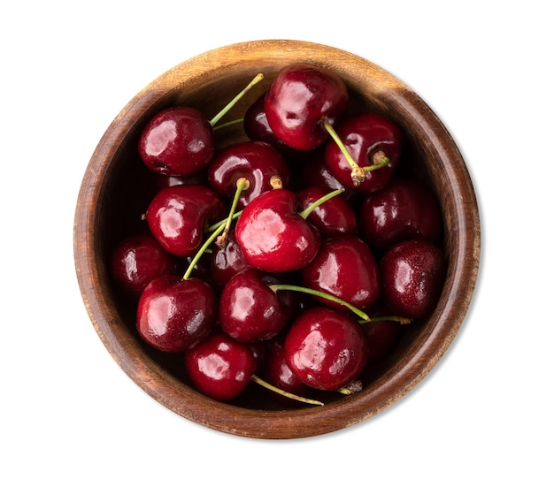 Cerises rouges sur un bol isolé sur fond blanc