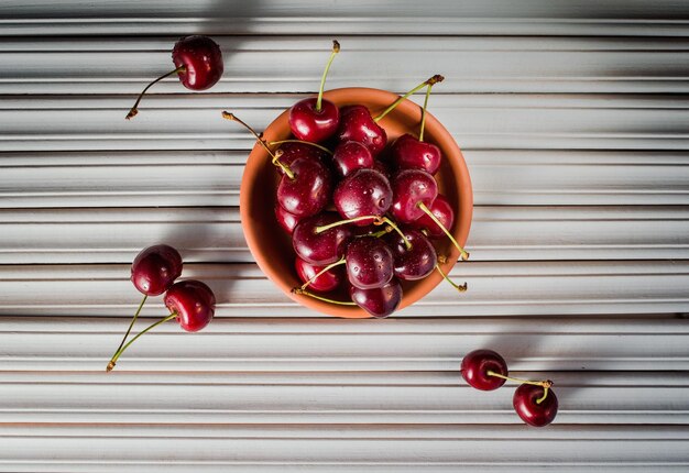 Cerises rouges dans un bol antique