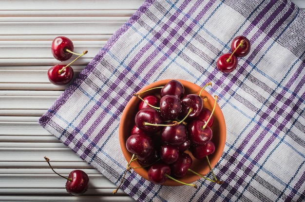 Cerises rouges dans un bol antique