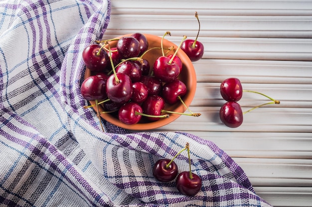 Cerises rouges dans un bol antique