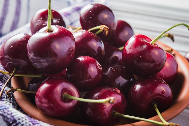 Cerises rouges dans un bol antique