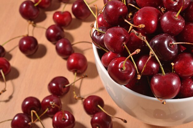 Cerises rouges dans un bol blanc